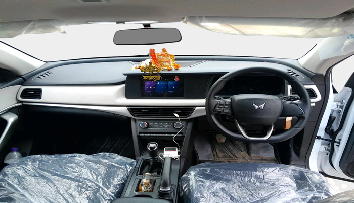 2025 Mahindra XUV700 MX Petrol MT 7 STR, Petrol, Manual, 268 km, interior