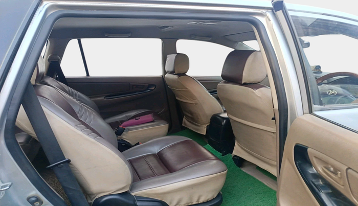 2015 Toyota Innova 2.5 GX 7 STR, Diesel, Manual, 1,57,784 km, interior