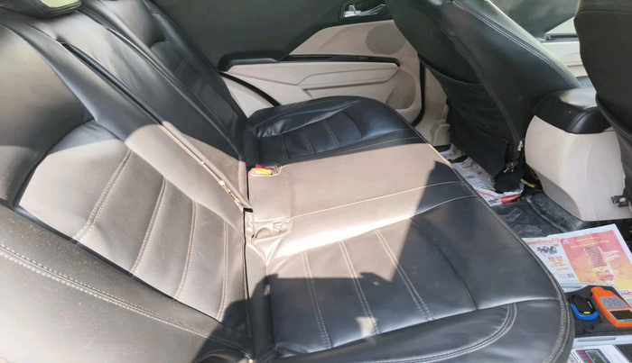 2021 Mahindra XUV300 W8 (O) 1.5 DIESEL, Diesel, Manual, 2,21,711 km, interior