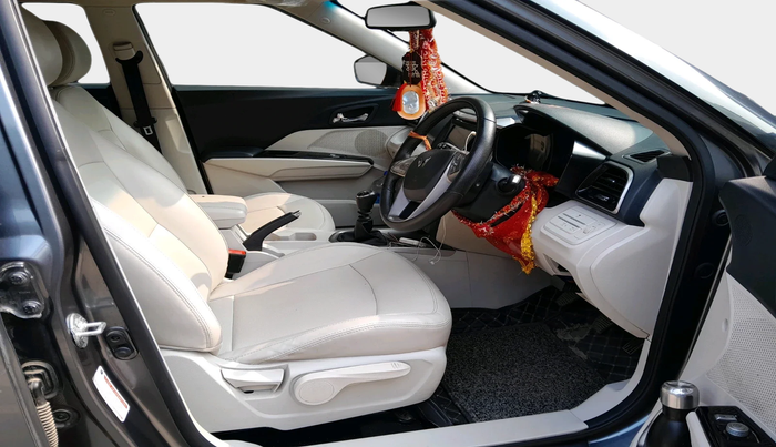 2023 Mahindra XUV300 W8 (O) 1.5 DIESEL, Diesel, Manual, 41,245 km, interior