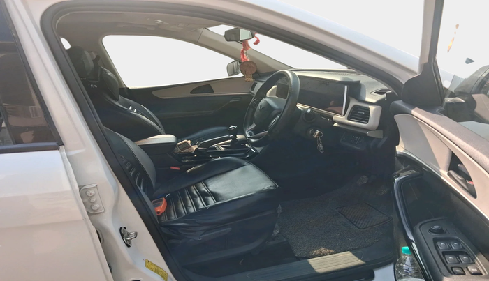 2022 Mahindra XUV700 AX 5 P MT 5 STR, Petrol, Manual, 31,984 km, interior