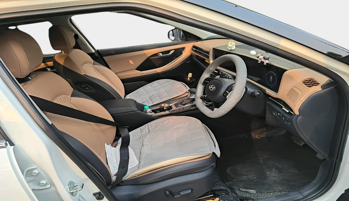 2025 Hyundai ALCAZAR Signature 7 STR 1.5 Turbo GDi Petrol DCT, Petrol, Automatic, 7,238 km, interior