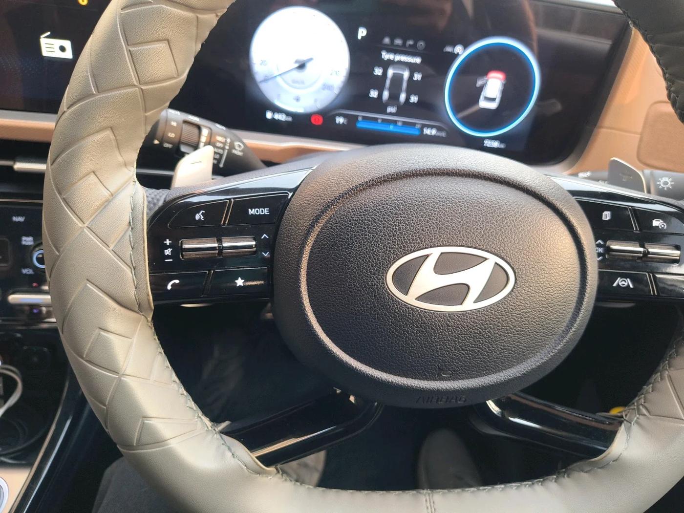 2025 Hyundai ALCAZAR Signature 7 STR 1.5 Turbo GDi Petrol DCT, Petrol, Automatic, 7,238 km, interior