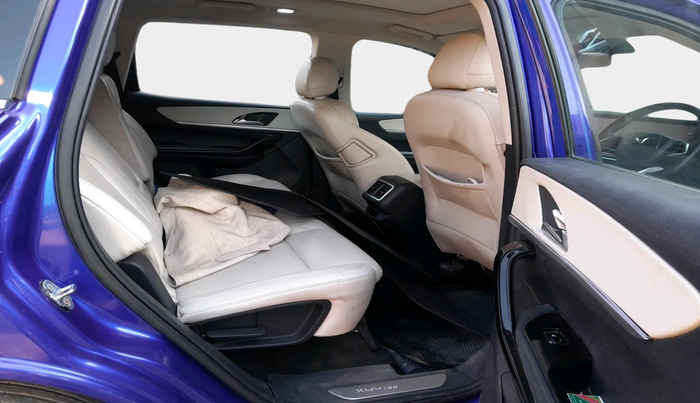 2021 Mahindra XUV700 AX 7 P AT 7 STR, Petrol, Automatic, 1,11,228 km, interior