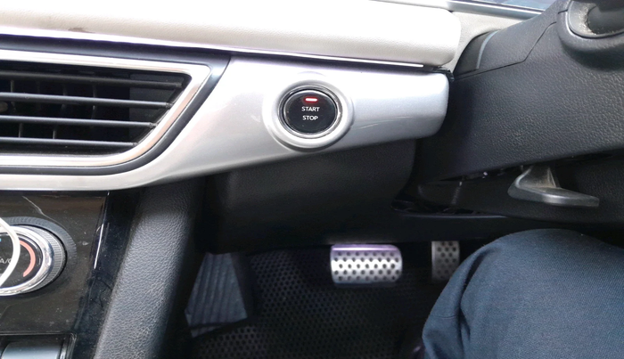 2021 Mahindra XUV700 AX 7 P AT 7 STR, Petrol, Automatic, 1,11,228 km, interior