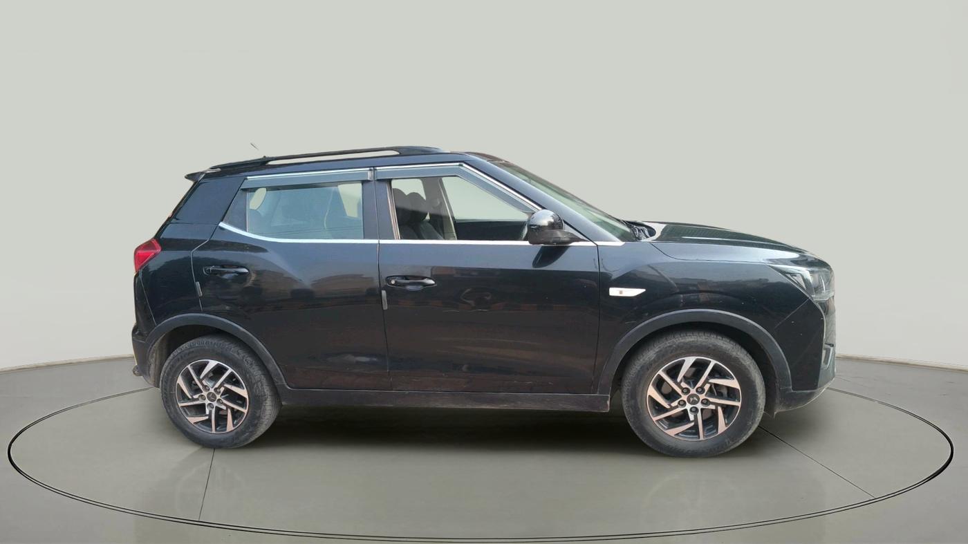 2023 Mahindra XUV300 W6 1.2 PETROL, Petrol, Manual, 31,889 km, exterior