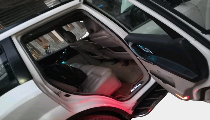 2017 Mahindra XUV500 W10 1.99, Diesel, Manual, 83,456 km, interior