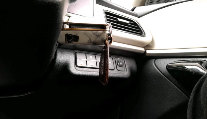 2022 Mahindra XUV700 AX 5 P AT 5 STR, Petrol, Automatic, 42,129 km, interior