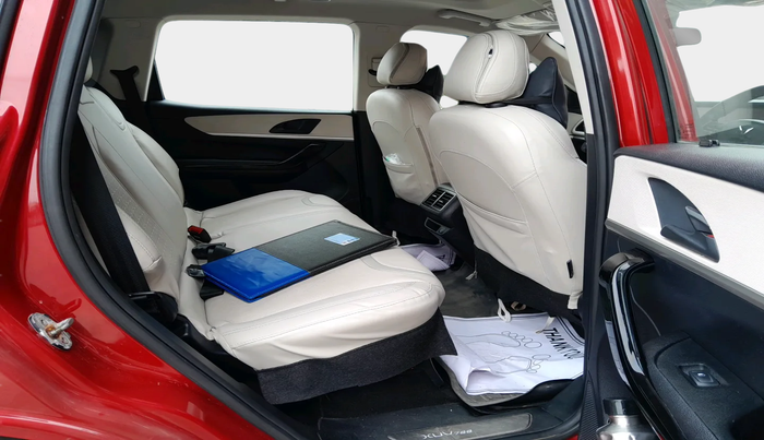 2022 Mahindra XUV700 AX 5 P AT 5 STR, Petrol, Automatic, 42,129 km, interior