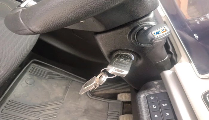 2022 Mahindra XUV700 AX 5 D MT 7 STR, Diesel, Manual, 1,25,493 km, interior