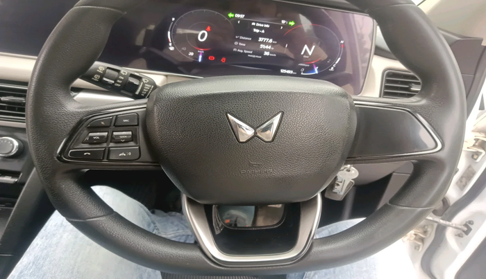 2022 Mahindra XUV700 AX 5 D MT 7 STR, Diesel, Manual, 1,25,493 km, interior