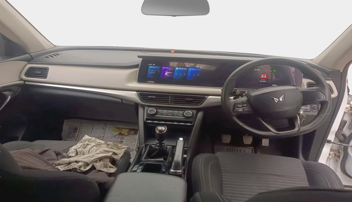 2022 Mahindra XUV700 AX 5 D MT 7 STR, Diesel, Manual, 1,25,493 km, interior