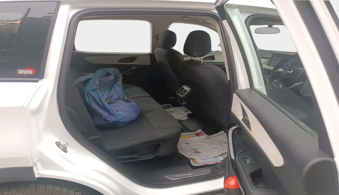 2022 Mahindra XUV700 AX 5 D MT 7 STR, Diesel, Manual, 1,25,493 km, interior