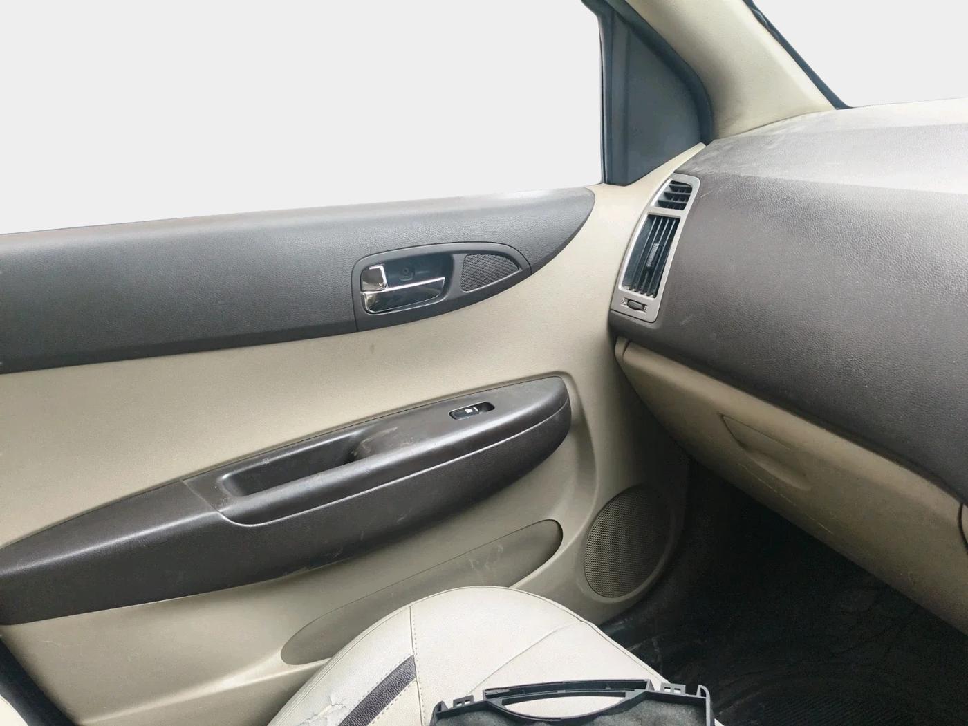 2011 Hyundai i20 ERA 1.2, CNG, Manual, 99,404 km, interior