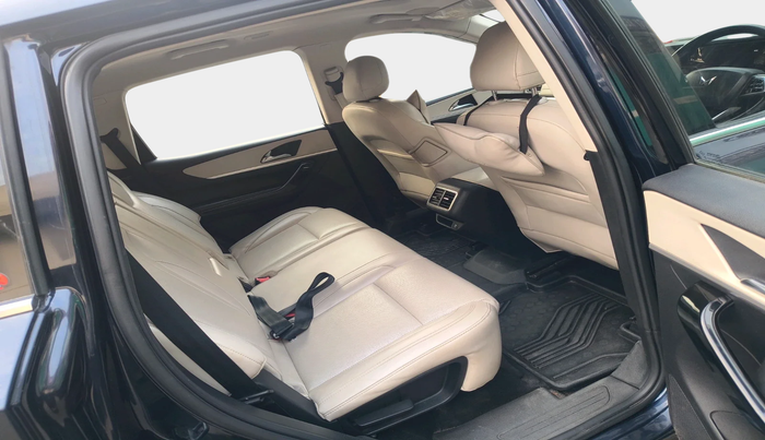 2022 Mahindra XUV700 AX 7 LUXURY D AT 7 STR, Diesel, Automatic, 67,280 km, interior