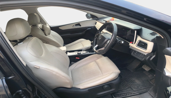 2022 Mahindra XUV700 AX 7 LUXURY D AT 7 STR, Diesel, Automatic, 67,280 km, interior