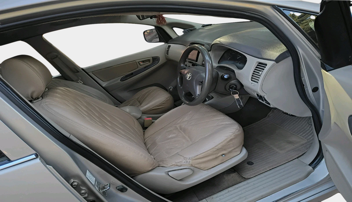 2012 Toyota Innova 2.5 GX 8 STR, Diesel, Manual, 1,92,592 km, interior