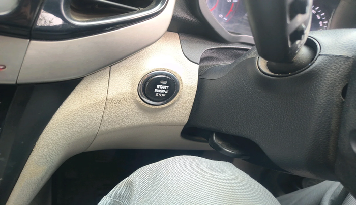 2019 Mahindra XUV300 W8 1.5 DIESEL, Diesel, Manual, 1,11,654 km, interior