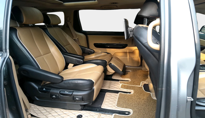 2020 KIA CARNIVAL LIMOUSINE 2.2 7 STR, Diesel, Automatic, 2,52,681 km, interior