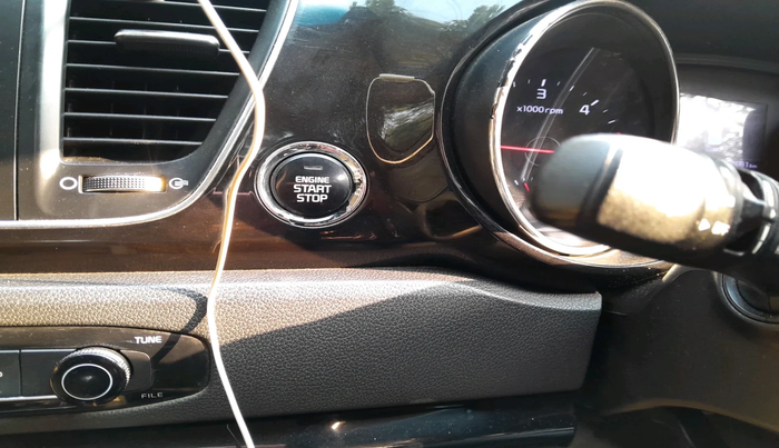 2020 KIA CARNIVAL LIMOUSINE 2.2 7 STR, Diesel, Automatic, 2,52,681 km, interior