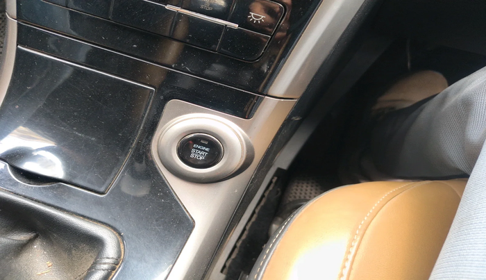 2019 Mahindra XUV500 W7, Diesel, Manual, 1,52,283 km, interior