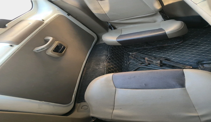 2018 Mahindra TUV300 T4 PLUS, Diesel, Manual, 1,20,160 km, interior