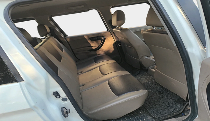 2018 Mahindra TUV300 T4 PLUS, Diesel, Manual, 1,20,160 km, interior