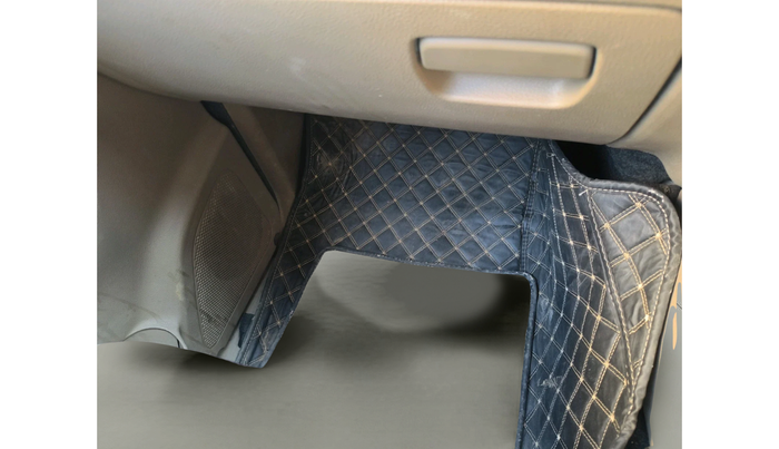 2018 Mahindra TUV300 T4 PLUS, Diesel, Manual, 1,20,160 km, interior