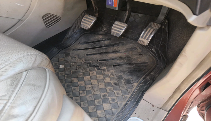 2015 Mahindra XUV500 W10, Diesel, Manual, 1,05,488 km, interior