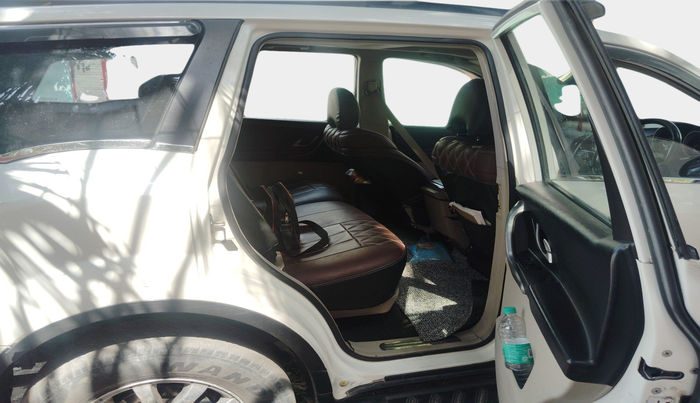 2018 Mahindra XUV500 W9, Diesel, Manual, 1,74,497 km, interior