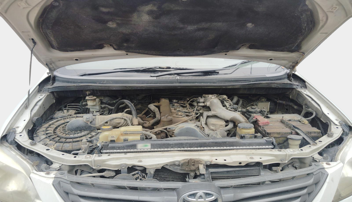 2012 Toyota Innova 2.5 GX 8 STR, Diesel, Manual, 2,22,308 km, exterior