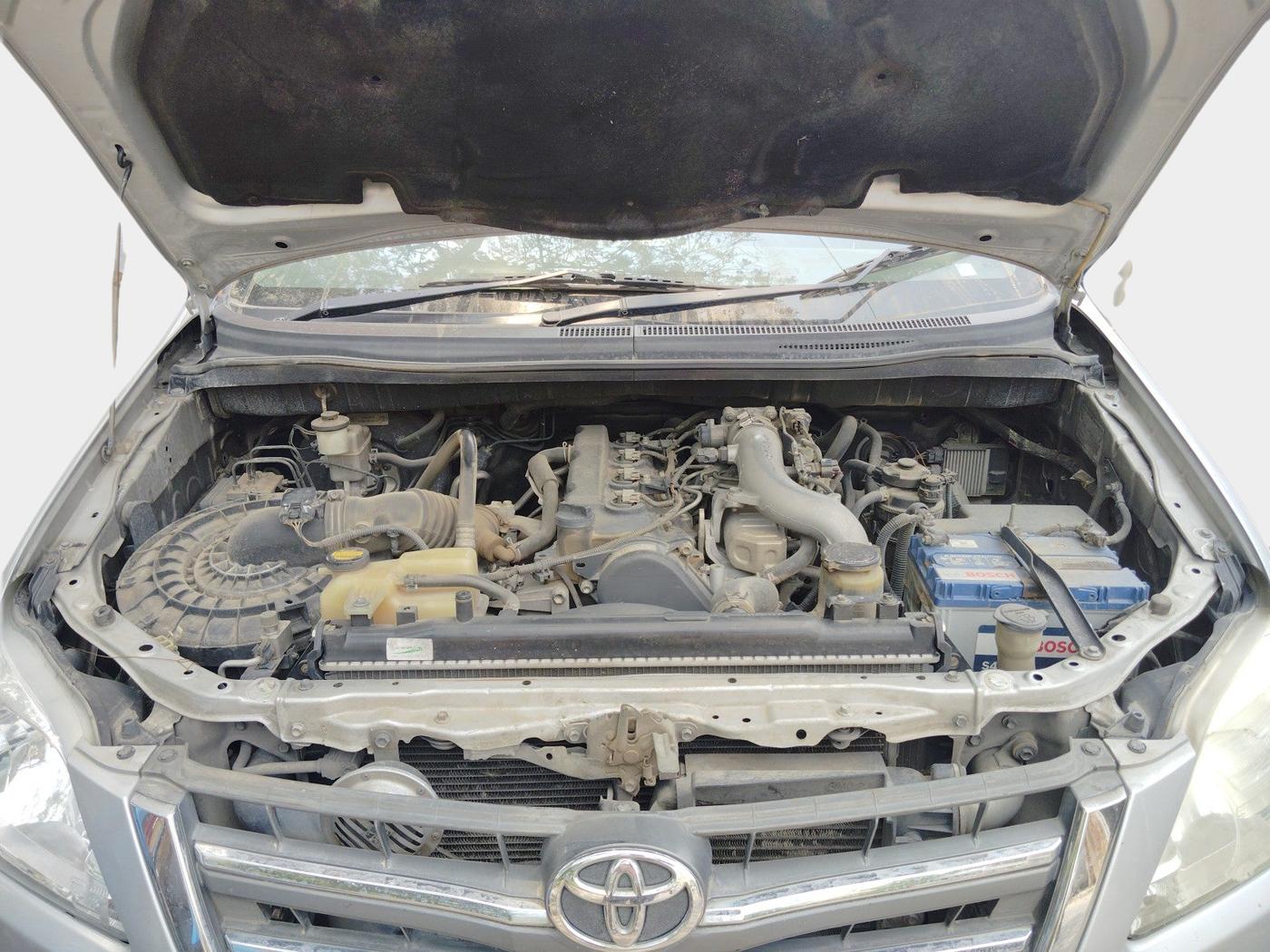 2014 Toyota Innova 2.5 GX 8 STR, Diesel, Manual, 1,88,053 km, exterior