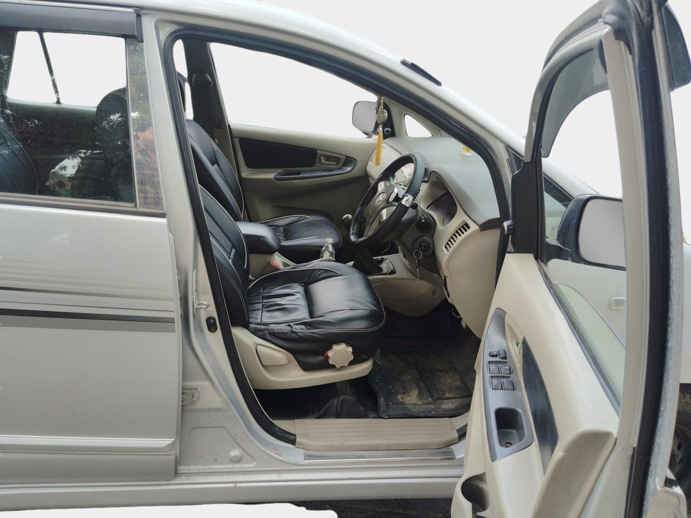 2014 Toyota Innova 2.5 GX 8 STR, Diesel, Manual, 1,88,053 km, interior