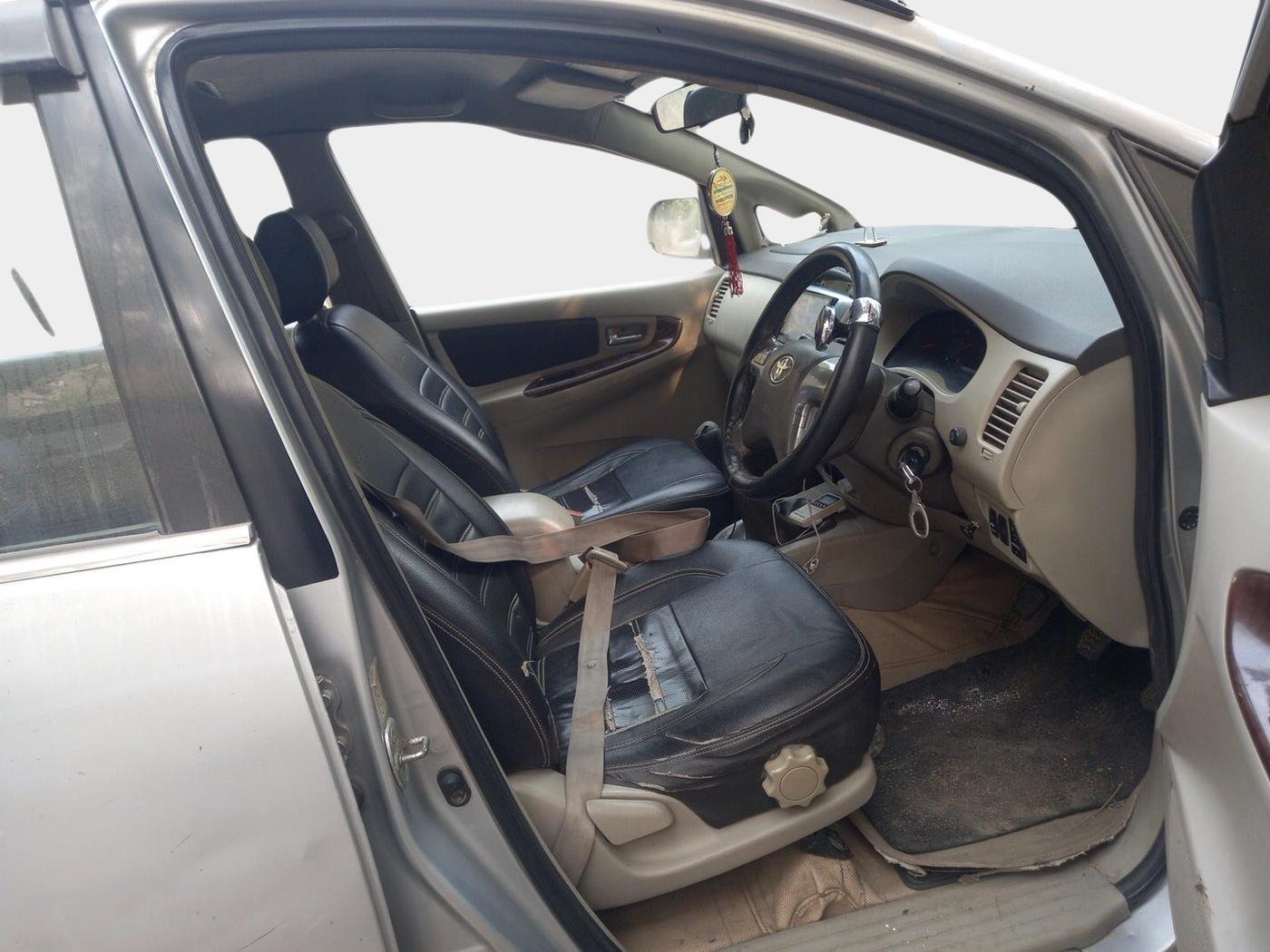 2014 Toyota Innova 2.5 VX 7 STR, Diesel, Manual, 91,707 km, interior