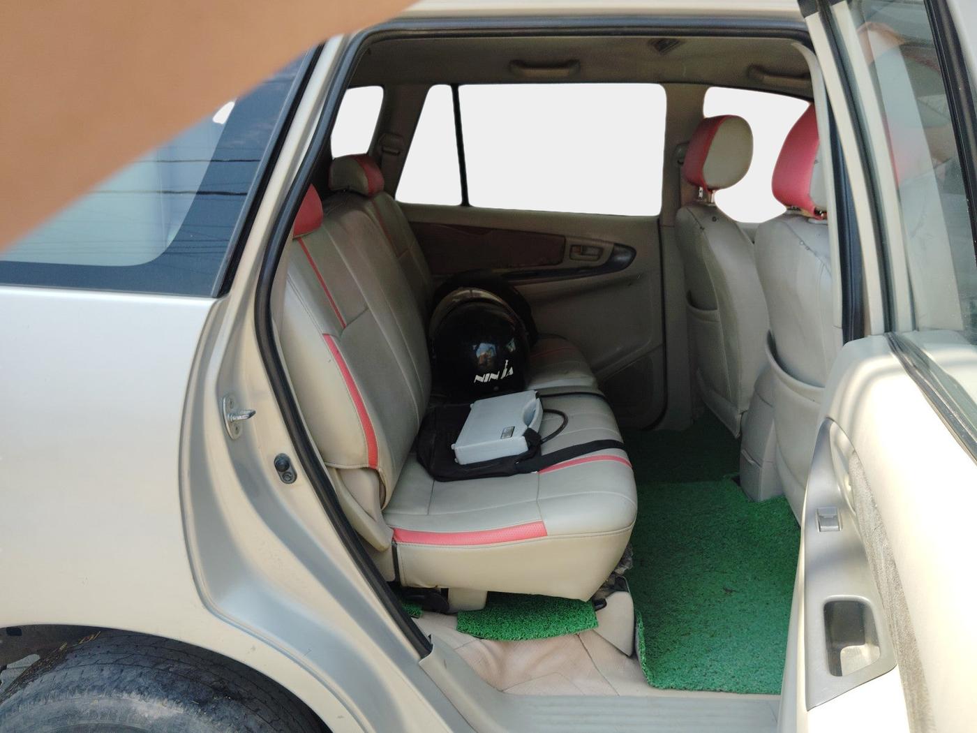 2013 Toyota Innova 2.5 GX 8 STR, Diesel, Manual, 2,29,473 km, interior