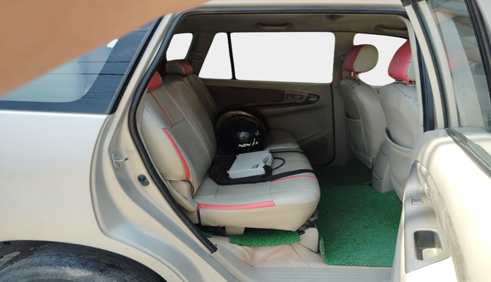 2013 Toyota Innova 2.5 GX 8 STR, Diesel, Manual, 2,29,473 km, interior