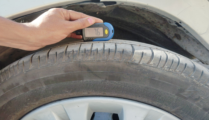 2013 Toyota Innova 2.5 GX 8 STR, Diesel, Manual, 2,29,473 km, tyre