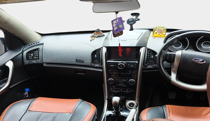 2018 Mahindra XUV500 W9, Diesel, Manual, 1,04,606 km, interior
