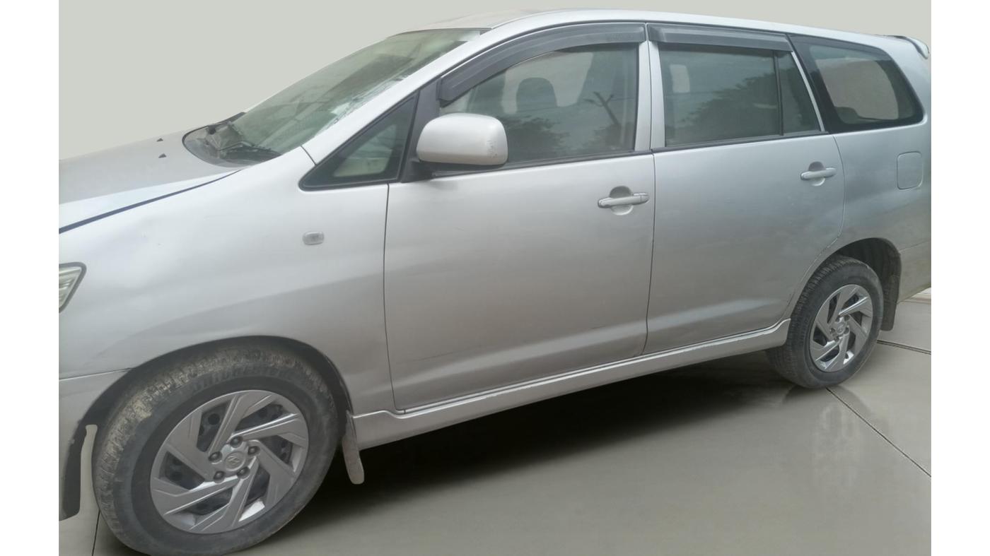 2013 Toyota Innova 2.5 GX 7 STR, Diesel, Manual, 1,86,150 km, exterior