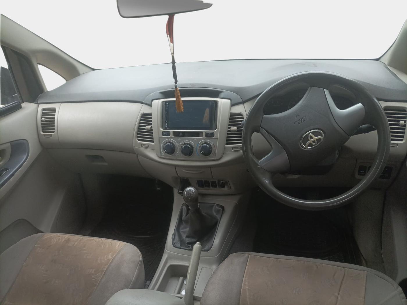 2013 Toyota Innova 2.5 GX 7 STR, Diesel, Manual, 1,86,150 km, interior