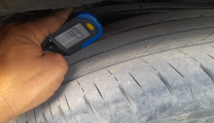 2022 Toyota Innova Crysta 2.7 ZX AT 7 STR, Petrol, Automatic, 33,945 km, tyre