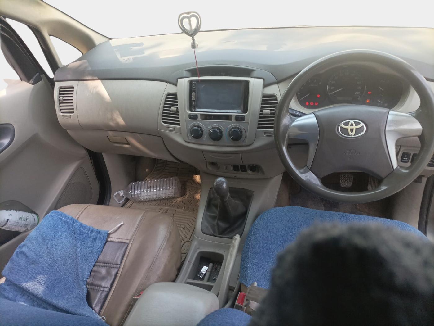 2014 Toyota Innova 2.5 GX 8 STR, Diesel, Manual, 1,96,087 km, interior