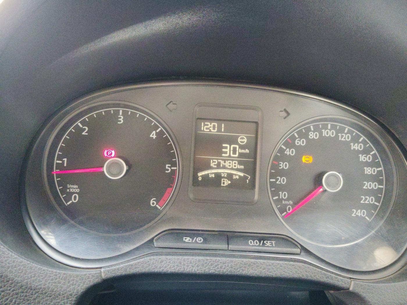 2015 Volkswagen Polo HIGHLINE1.5L, Diesel, Manual, 1,27,488 km, interior