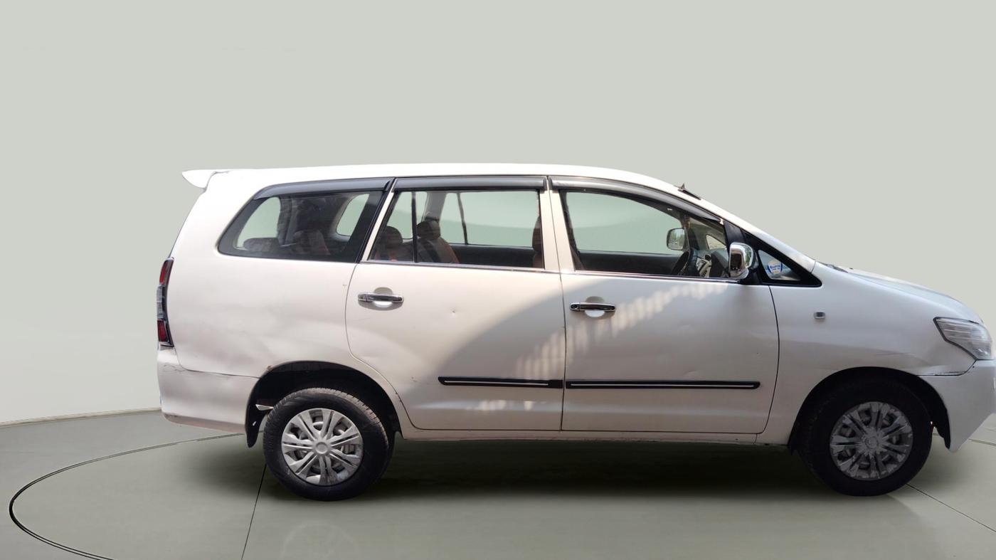 2016 Toyota Innova 2.5 G 8 STR, Diesel, Manual, 2,51,482 km, exterior