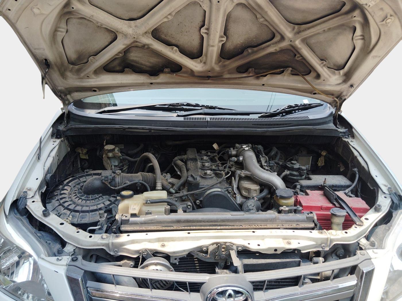 2016 Toyota Innova 2.5 G 8 STR, Diesel, Manual, 2,51,482 km, exterior