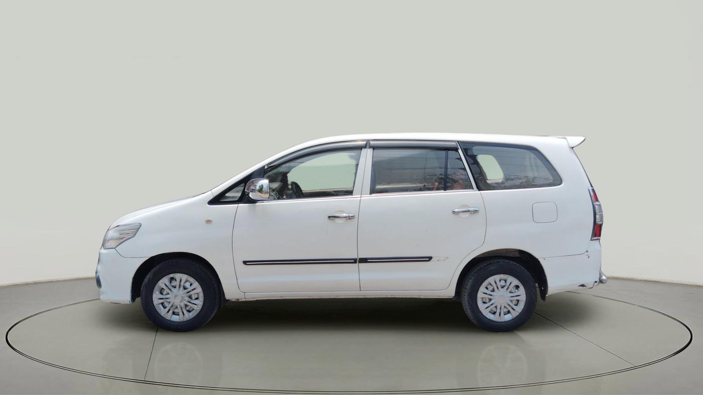 2016 Toyota Innova 2.5 G 8 STR, Diesel, Manual, 2,51,482 km, exterior