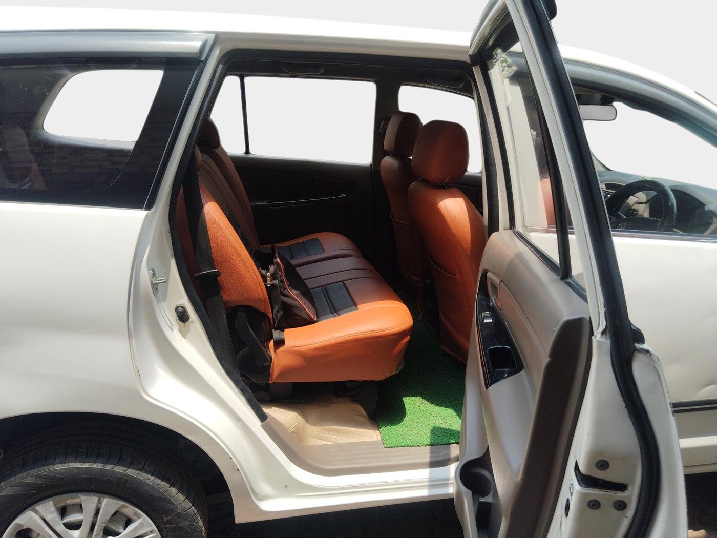 2016 Toyota Innova 2.5 G 8 STR, Diesel, Manual, 2,51,482 km, interior