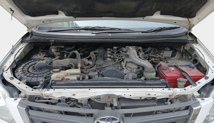 2016 Toyota Innova 2.5 GX 8 STR, Diesel, Manual, 2,17,832 km, exterior