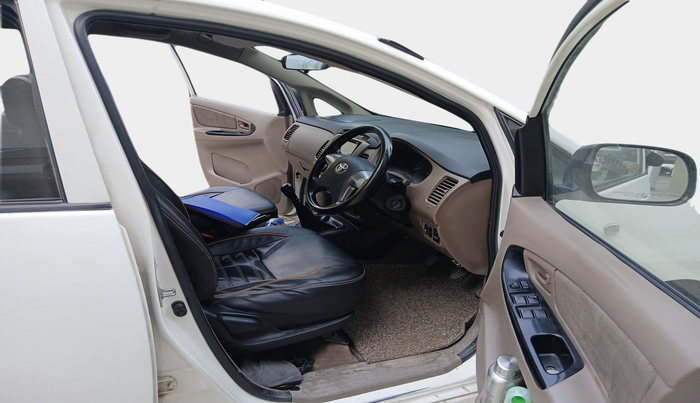 2016 Toyota Innova 2.5 GX 8 STR, Diesel, Manual, 2,17,832 km, interior