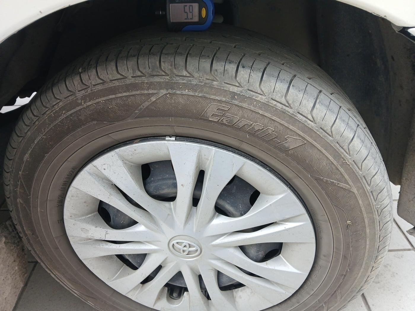 2016 Toyota Innova 2.5 GX 8 STR, Diesel, Manual, 2,17,832 km, tyre